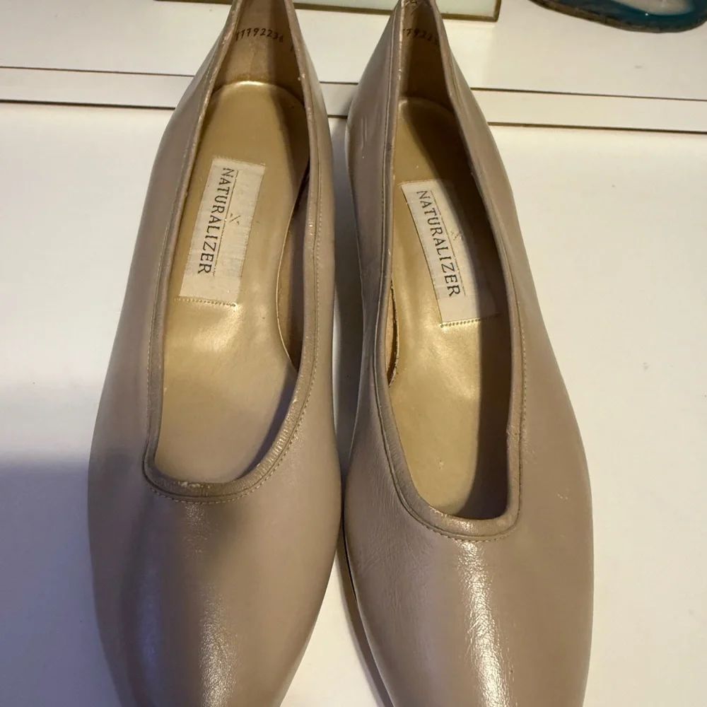 Naturalizer Beige Leather Flats